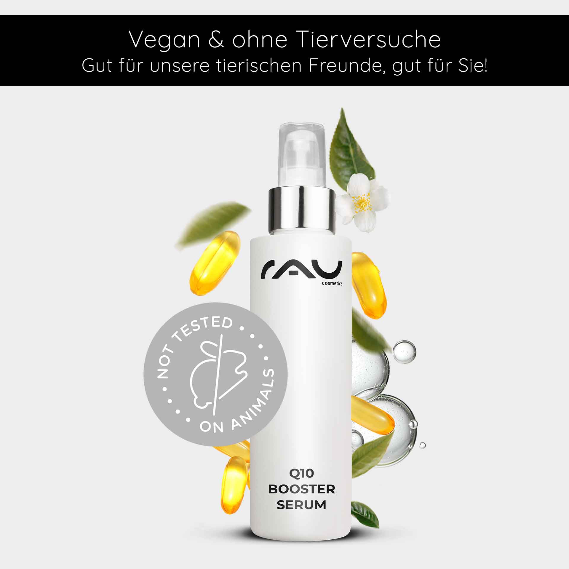 Q10 Booster Serum 100 ml - mit Hyaluron, Q10 & Lecithin Flasche des RAU Q10 Booster Serums mit veganem und tierversuchsfreien Hinweis, umgeben von Pflanzenextrakten und Kapseln, betont die feuchtigkeitsspendenden und anti-aging Eigenschaften für reife Haut.