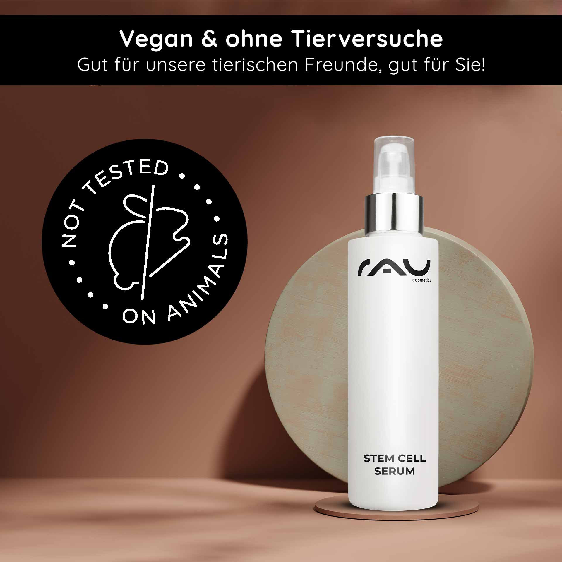 스템셀 세럼 100ml 성숙한 & 건성 피부를 위한 안티에이징 스템셀 세럼 Flasche des RAU Cosmetics Stem Cell Serum auf einem runden Sockel mit dem Logo „Nicht an Tieren getestet“, das die vegane und tierversuchsfreie Hautpflege für reife Haut unterstreicht.