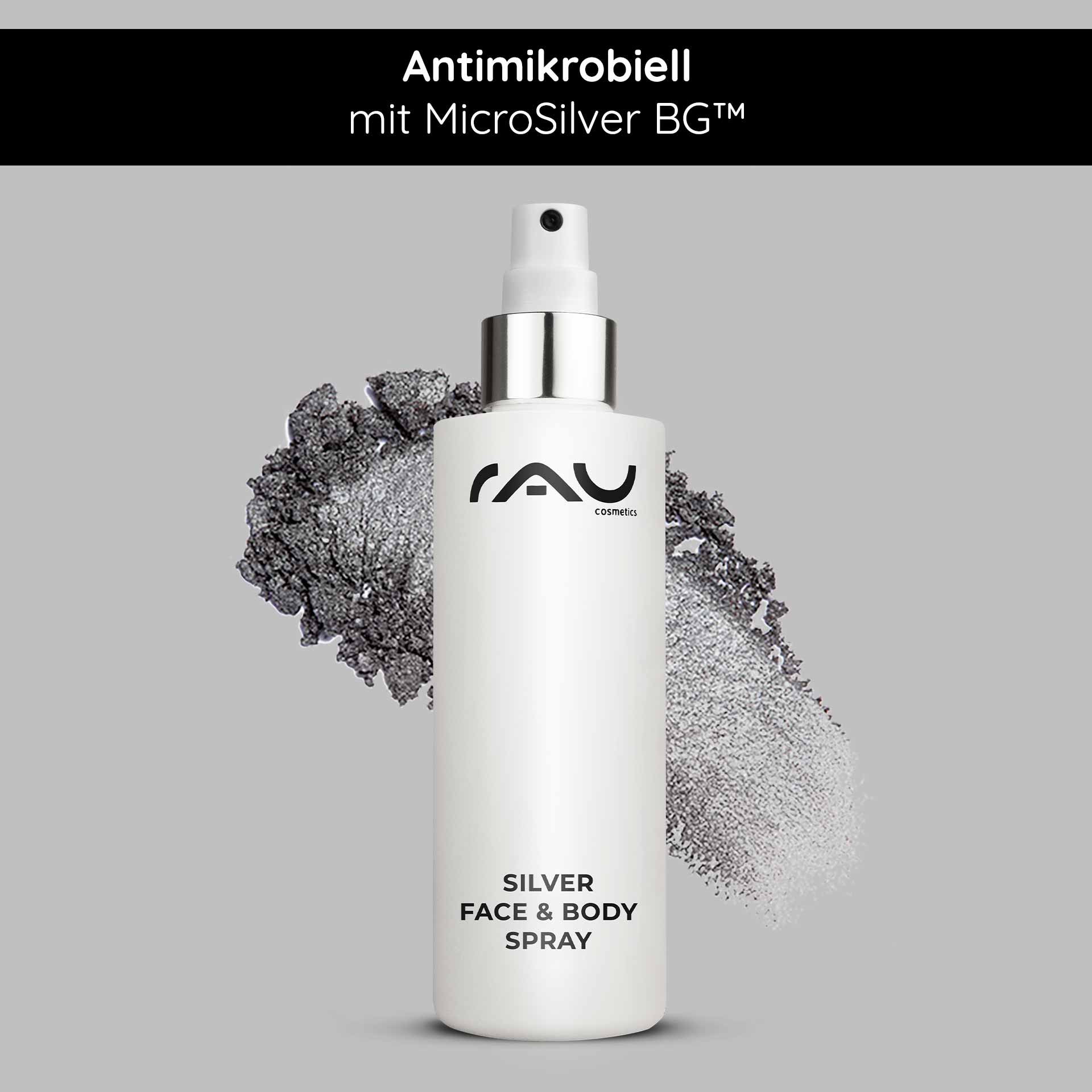 Silver Face & Body Spray 200 ml mit Panthenol & Microsilber RAU Cosmetics Silver Face & Body Spray in einer eleganten weißen Flasche mit antimikrobiellem Etikett auf strukturiertem grauem Hintergrund.