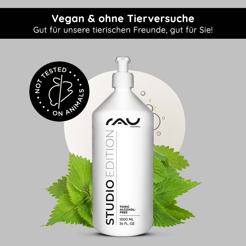 쐐기풀 추출물이 함유된 토닉 무알콜 1000ml RAU Cosmetics Tonic, alkoholfrei, 1000 ml Flasche, mit Brennnesselextrakt, vegan und tierversuchsfrei, mit Betonung auf sanfter Hautreinigung und pH-Balance, vor dem Hintergrund grüner Brennnesselblätter und einem kreisförmigen Designelement.