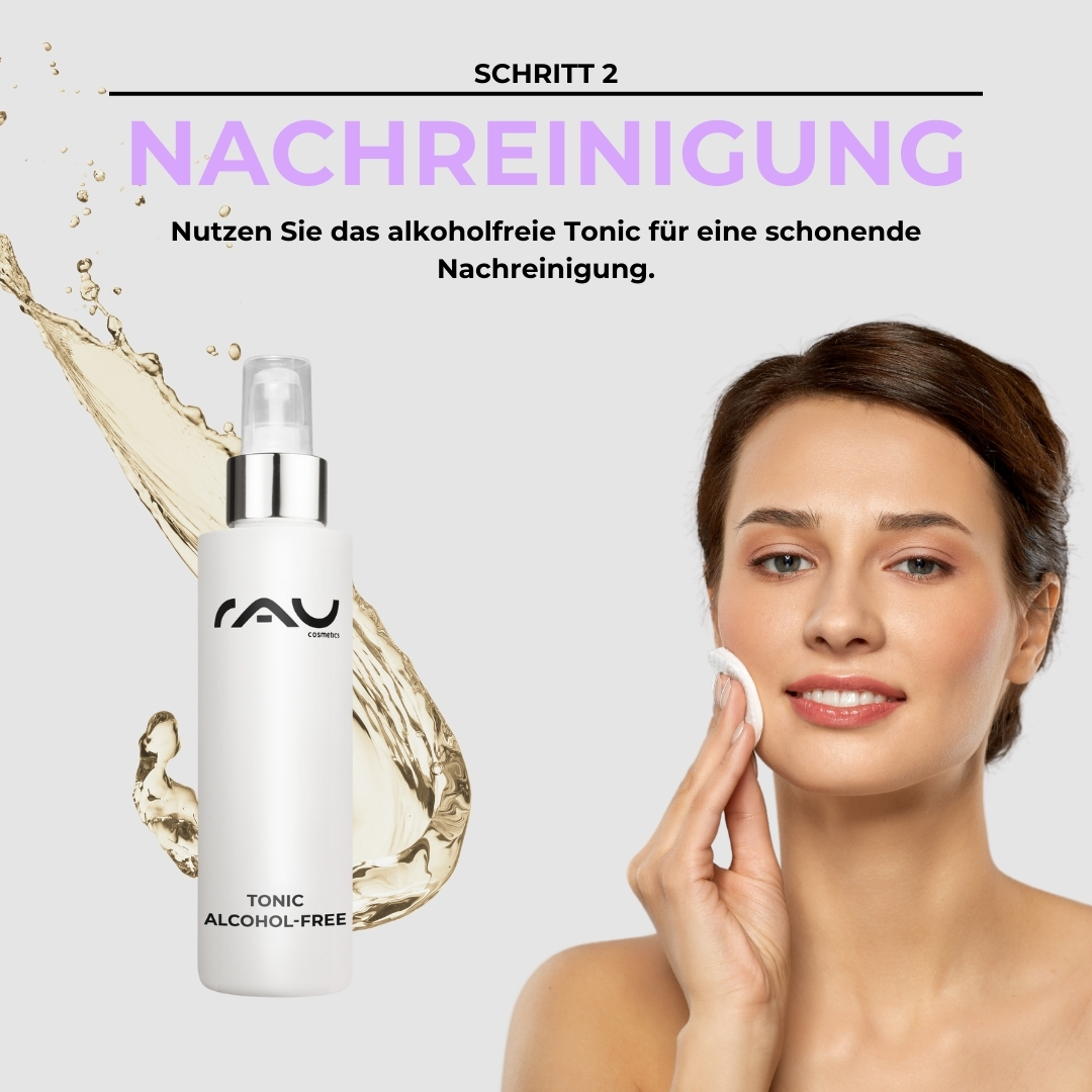 Advanced Pflegeroutine für Mischhaut Tonic für Mischhaut von RAU Cosmetics, alkoholfrei, Anwendung durch Frau mit Reinigungspad, Schritt 2 der Advanced Pflegeroutine, sanfte Nachreinigung.