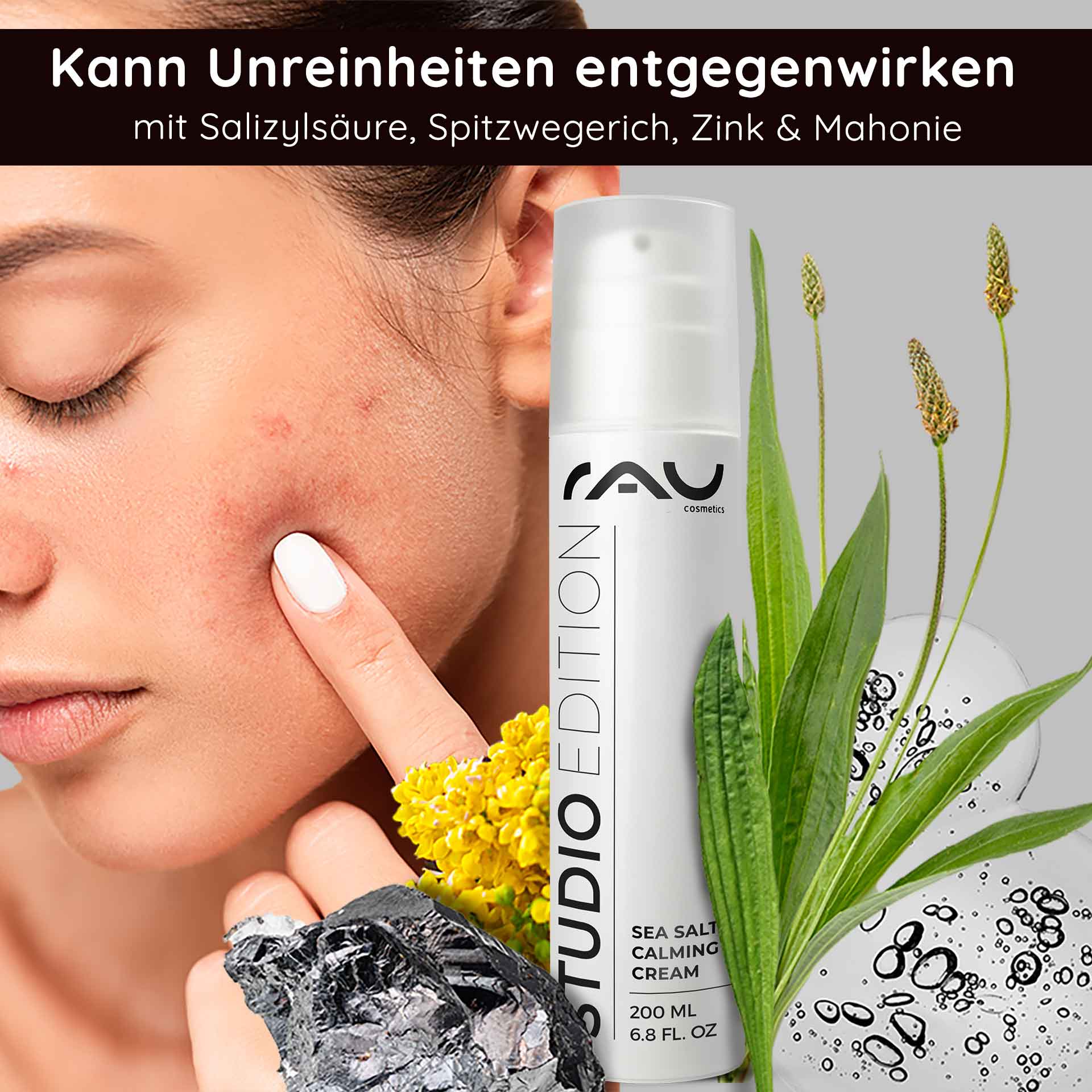 바다 소금과 PHA가 함유된 씨솔트 카밍 크림 200ml Frau mit unreiner Haut, die auf einen Pickel zeigt, daneben RAU Cosmetics Sea Salt Calming Cream in der Verpackung, umgeben von Pflanzen und Wassertröpfchen, betont Hautpflegevorteile gegen Unreinheiten.