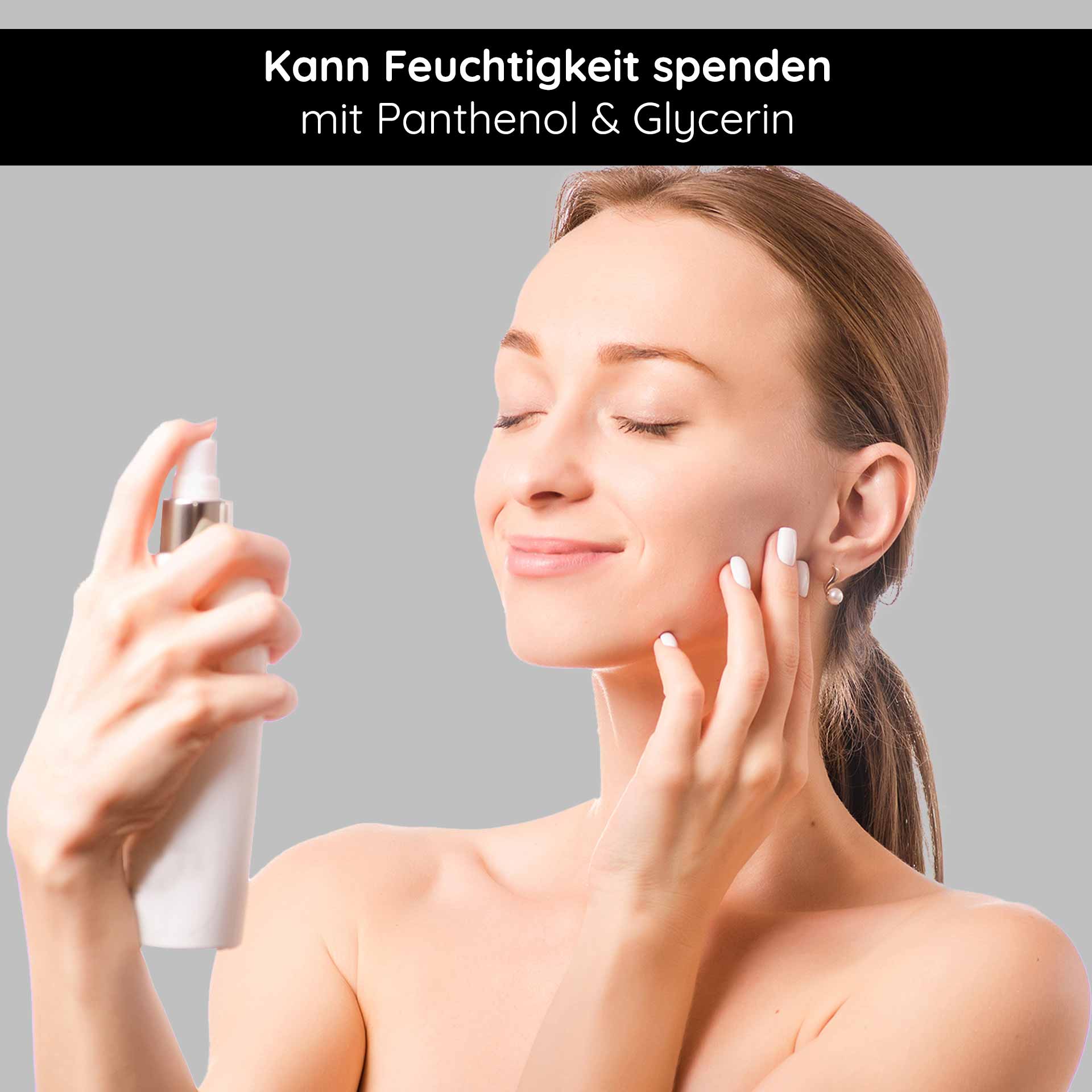 Silver Face & Body Spray 200 ml mit Panthenol & Microsilber Frau mit strahlender Haut, die RAU Kosmetik Silber Spray zur Feuchtigkeitspflege aufträgt.