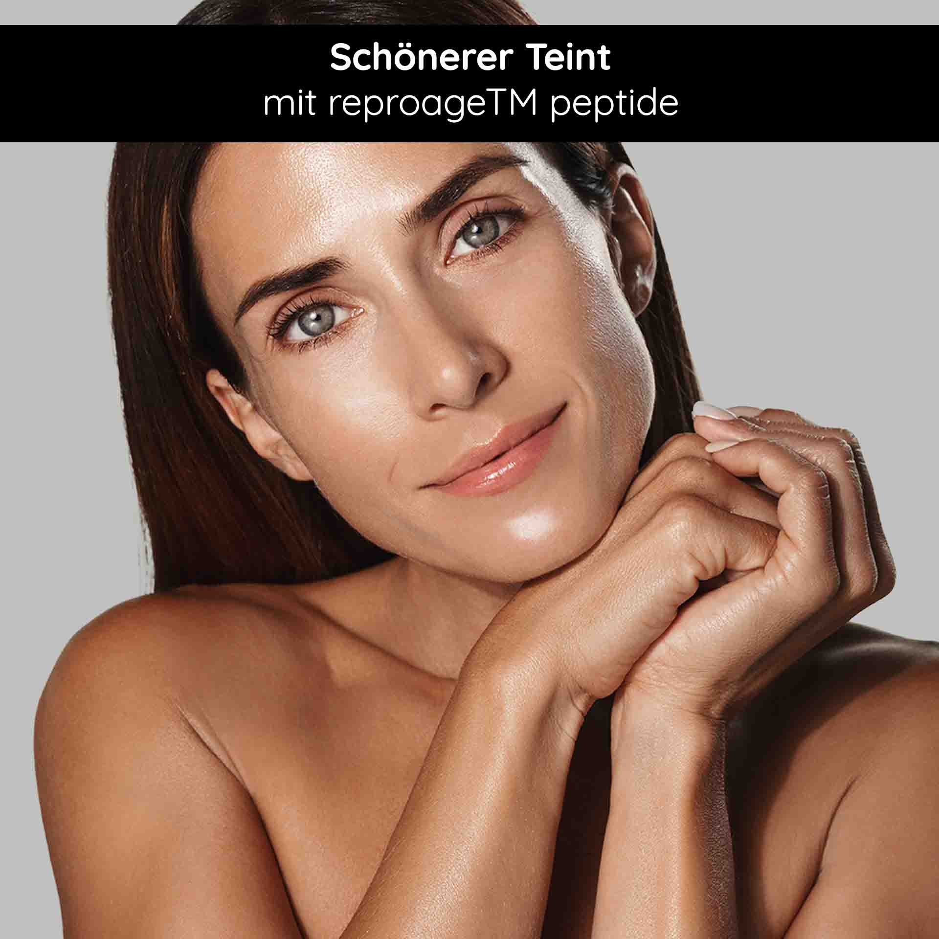 Caviar Lifting Serum Roll-On 10 ml mit Reproage & Kaviar-Extrakt Frau mit strahlendem Teint und glatter Haut, präsentiert die Vorteile von reproageTM peptide für ein revitalisiertes Hautbild.