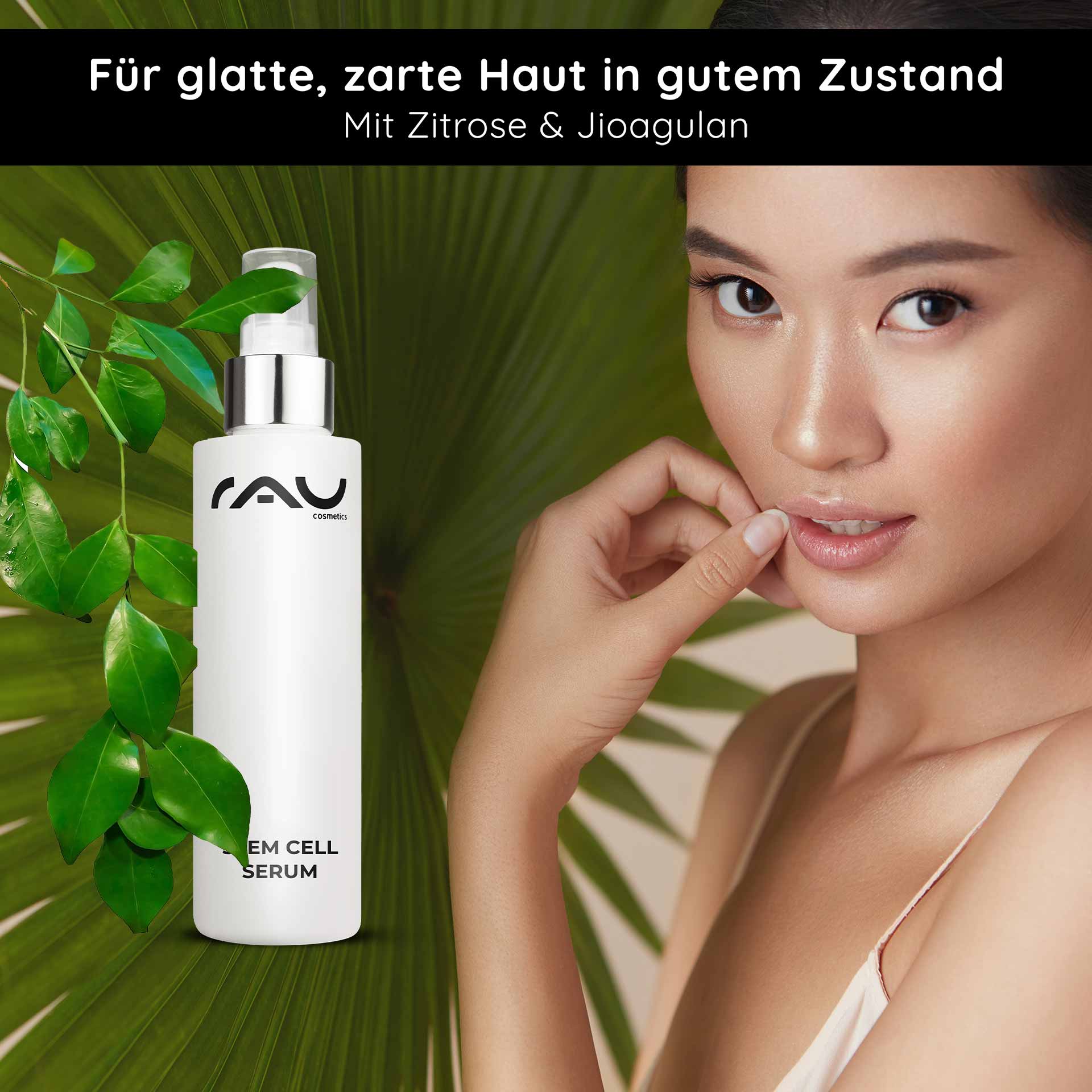 스템셀 세럼 100ml 성숙한 & 건성 피부를 위한 안티에이징 스템셀 세럼 Flasche des RAU Stem Cell Serum mit einem Modell, das glatte Haut zeigt, umgeben von grünen Blättern, und die Anti-Aging-Vorteile mit Jiaogulan und Zistrose hervorhebt.