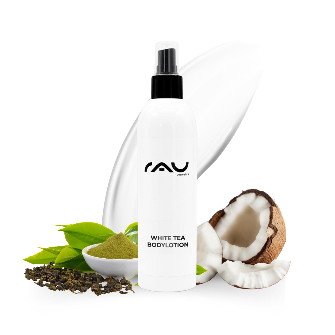 White Tea Body Lotion 250 ml Reichhaltige Körperlotion Flasche der White Tea Bodylotion mit RAU-Logo, umgeben von grünen Teeblättern, grünem Pulver und Kokosnuss, wodurch die feuchtigkeitsspendenden und pflegenden Eigenschaften für trockene Haut betont werden.