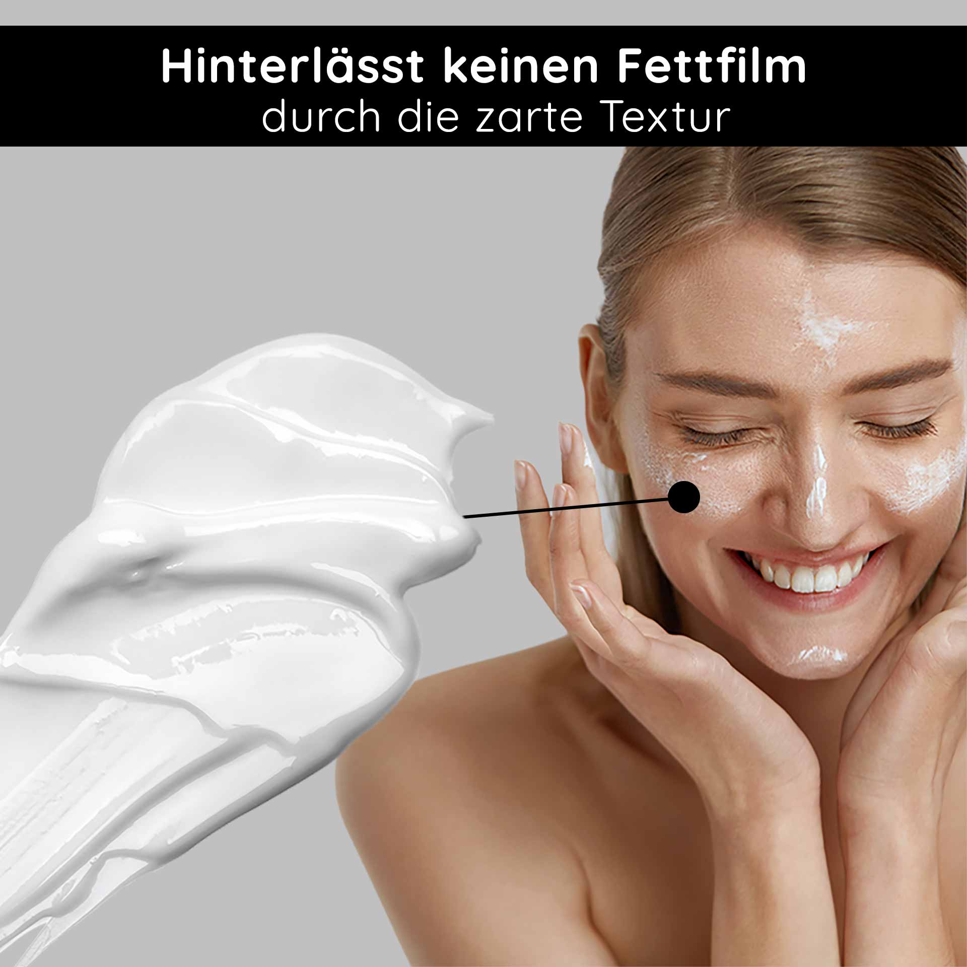건조하고 잡티가 있는 피부를 위한 화이트 티 크림 50ml 안티에이징 24시 크림 Zarte Gesichtscreme auf der Haut einer lächelnden Frau, die eine feuchtigkeitsspendende und nicht fettende Textur präsentiert, ideal für die Anwendung der RAU Cosmetics White Tea Cream.