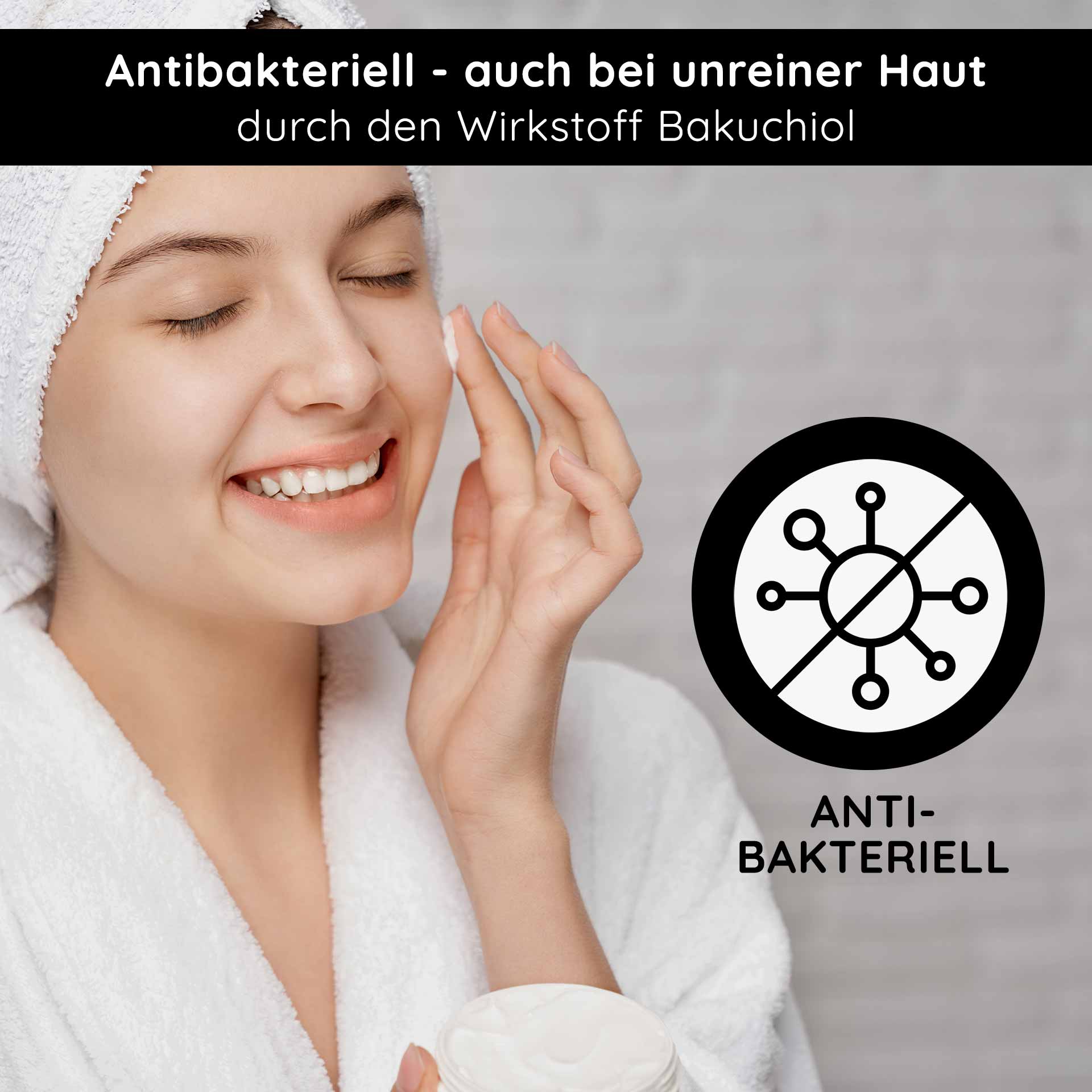 Resist aging! Rich Cream with Bakuchiol 50 ml Nachtcreme Frau mit Hand im Gesicht, die Gesichtscreme aufträgt, lächelnd, mit Handtuch und Bademantel, neben Symbol für antibakterielle Eigenschaften von Bakuchiol.
